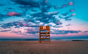 海边黄昏的瞭望塔