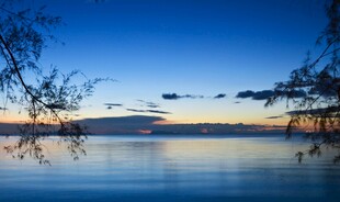 湖畔黄昏美景