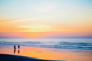 夕阳下的浪漫海滩漫步