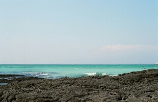 海边礁石与澄澈蓝天海景