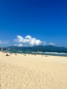 美丽沙滩与蓝天白云美景