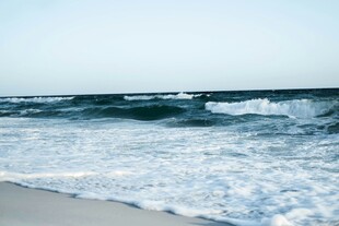 海浪拍打沙滩的美丽景象