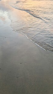 海边沙滩上的温柔海浪
