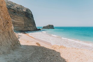 美丽海滩与岩石景观