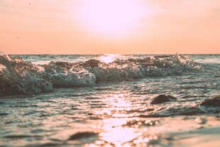 夕阳下的海浪沙滩美景