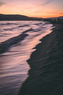 海边日落时的浪漫海浪