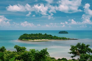 海岛风光碧海绿树与蓝天