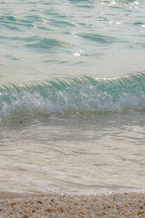 海边浪花轻拍沙滩景象