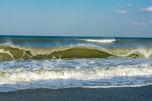 海浪翻涌的美丽海滨景色