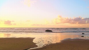 夕阳下的美丽海滩风光