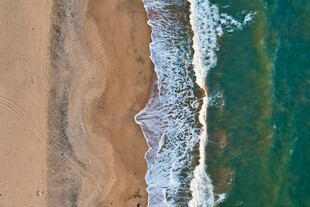 俯瞰海浪拍岸的美丽沙滩