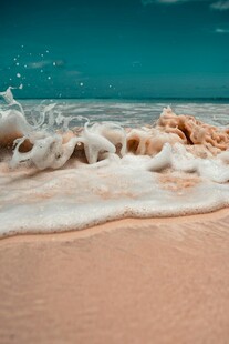 海浪轻吻粉色沙滩