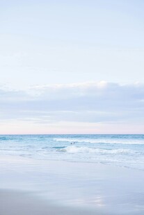 宁静海滩 蔚蓝大海与天空