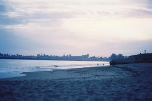 海滨城市黄昏沙滩美景