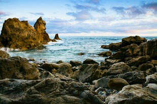 海边嶙峋礁石与壮阔海景