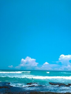 碧海蓝天海浪翻涌美景