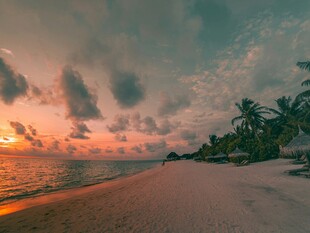夕阳下的美丽海滩风光