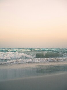海边日落时的海浪沙滩