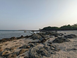 海边岩石景观日出时分