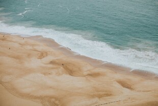 沙滩与海浪的美丽景致