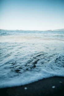海边浪花轻拍沙滩景象