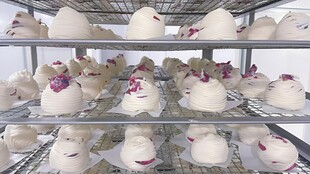 陈列架上的花卷