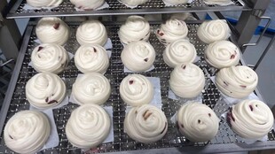 烘焙架上的花卷