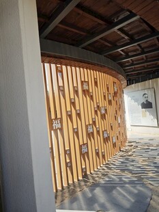 木质弧形隔断建筑景观