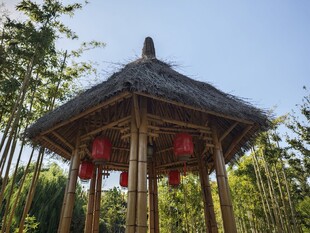 中式竹亭挂红灯笼