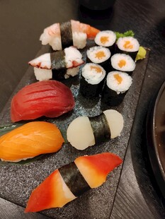 多样美味寿司拼盘展示