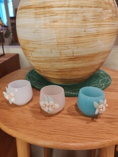 木桌上的陶瓷摆件与容器