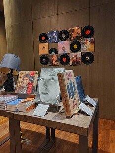 复古唱片展示桌与周边物品