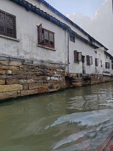 江南水乡沿河古朴民居