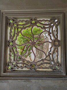 中式雕花窗棂古朴雅致