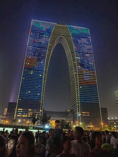 迪拜之窗夜景人群景观