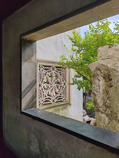 透过窗棂看中式景致