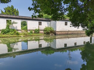 湖畔白墙屋 静谧水乡景