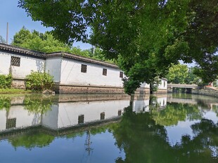 水乡白墙建筑倒影美景