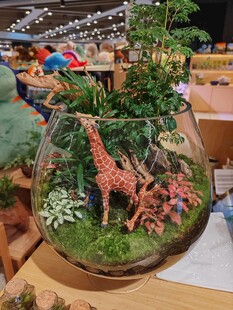 玻璃球内的长颈鹿微景观