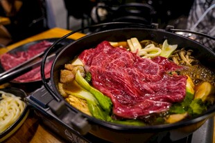 美味韩式烤肉锅中食材丰富