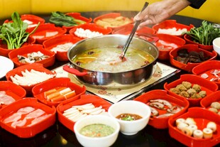 热闹火锅聚餐场景