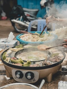韩式烤肉聚餐场景