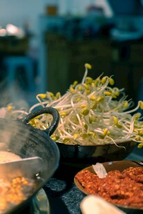 自助美食台上的多样菜品