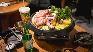 丰盛日式寿喜锅美食场景