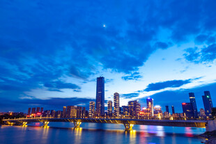 城市璀璨夜景天际线