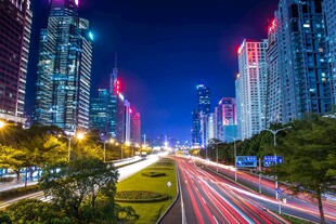 都市夜景车流璀璨瞬间
