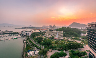 城市河畔日落美景