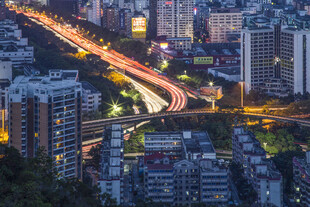 城市夜景中的繁华交通脉络