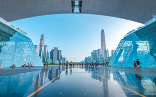 城市玻璃建筑下的开阔空间