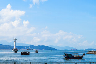 海上船只与远处山峦美景